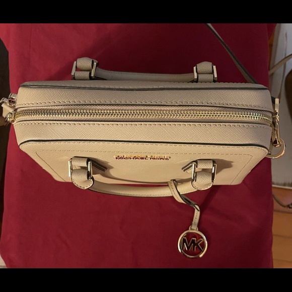 Michael Kors Purse. - Picture 7 of 11